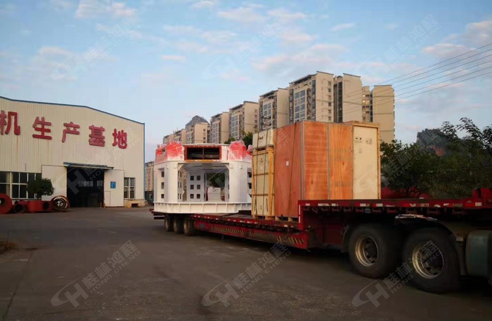 HLMX1700超細立磨裝車完畢 等待發貨員指令出發 HLMX1700超細立磨裝車完畢 等待發貨員指令出發