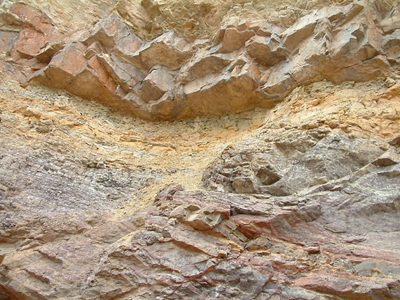 嫩泥，是一種土黃色，灰白色為主的雜色黏土